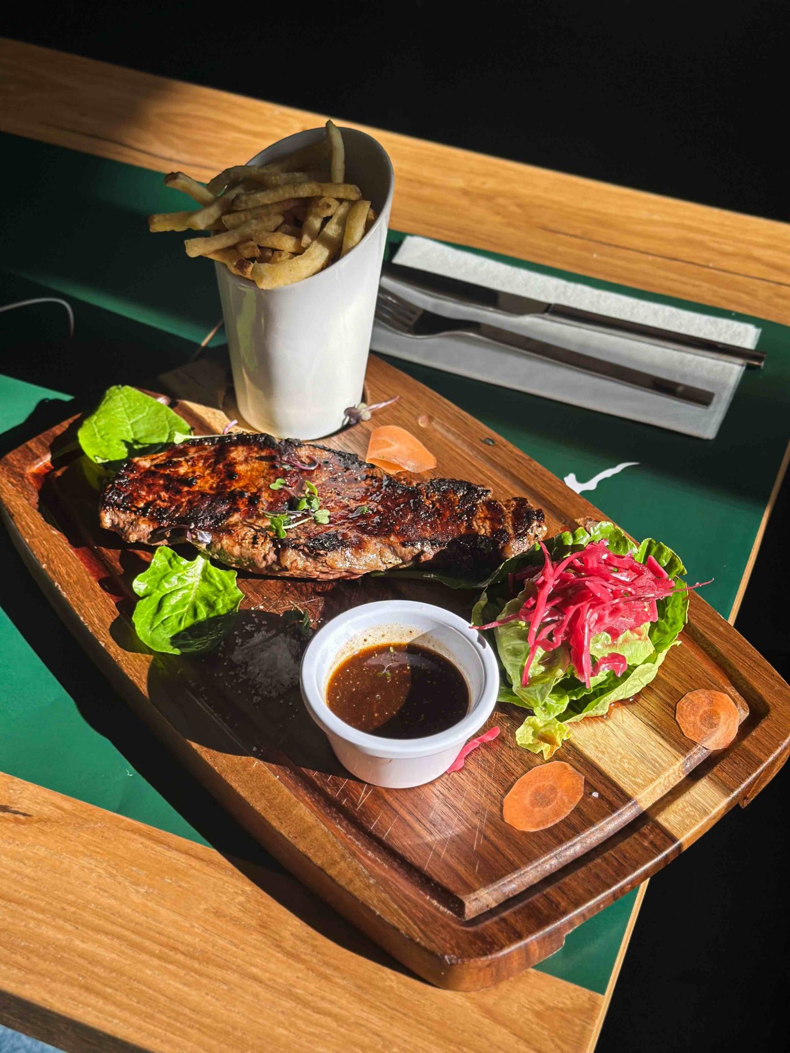 Le Rostand, Un nouveau bistrot dans le quartier des Antiquaires Toutma